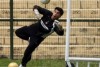 Goleiro com passagem apagada pelo Corinthians anuncia aposentadoria no Chile