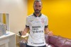 Gil do Vigor  presenteado com camisa do Corinthians e recebe convite para conhecer o clube