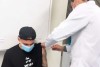 Gustavo Mosquito recebe primeira dose da vacina contra Covid-19; veja foto