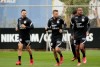 Corinthians faz trabalho especfico por posio e treina jogadas de bola parada; reforos participam