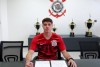 Felipe Longo assina primeiro contrato profissional com o Corinthians; goleiro é do Sub-17