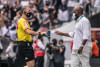 Corinthians é denunciado no STJD por sinalizadores e tênis arremessado em partida contra o Grêmio