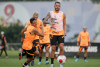 Corinthians faz treino de posse de bola visando jogo contra a Ponte Preta; trio da base participa