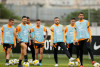 Corinthians se reapresenta e Vtor Pereira comanda treino de posse de bola e finalizaes