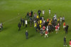 Santistas lanam sinalizadores no gramado e tentam agredir jogadores do Corinthians aps apito final