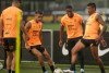 Paulinho faz atividade com bola no Corinthians pela primeira vez desde maio
