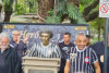 Corinthians inaugura busto de Baslio no Parque So Jorge; ex-jogadores marcam presena