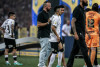 Adson preocupa no Corinthians ap&oacute;s ser substitu&iacute;do com les&atilde;o e deixar o Maracan&atilde; de muletas