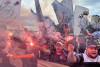 Torcida do Corinthians protesta contra preo de ingressos em frente  sede da FPF; veja fotos
