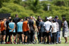 Organizadas invadem CT e se renem com jogadores do Corinthians no gramado; veja imagens