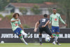 Atacante do Corinthians derruba Biro durante treino da Seleo Sub-20 e dupla cai na risada; veja