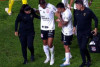 Paulinho deixa o campo com dores no joelho e vira preocupao no Corinthians