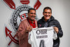 Corinthians recebe visita de ex-zagueiro dolo e campeo com Luxemburgo no CT Joaquim Grava