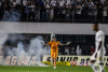 rbitro encerra clssico entre Corinthians e Santos antes do previsto aps atitude da torcida rival