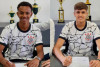 Corinthians assina contrato profissional com dupla do sub-17 e multa ultrapassa R$ 100 milhes