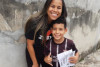 Garoto ganha ingressos para jogo do Corinthians e visita de artilheira aps viralizar vendendo sucos