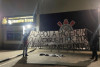 CT do Corinthians &eacute; alvo de picha&ccedil;&otilde;es e protestos da torcida; confira imagens