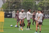 Corinthians treina no CT Joaquim Grava com Memphis Depay em campo e volta de lateral