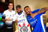 Jogador da sele&ccedil;&atilde;o portuguesa posa com camisa do Corinthians ao lado de cria do Terr&atilde;o; veja