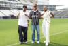Andr&eacute; Carrillo recebe dupla de ex-jogadores em entrevista no gramado da Neo Qu&iacute;mica Arena