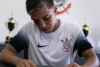 Volante de 16 anos assina contrato profissional com o Corinthians com multa de R$ 180 milh