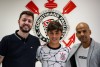 Meia de 16 anos assina primeiro contrato profissional com o Corinthians; multa &eacute; de quase R$ 200 mi