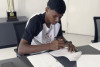 Volante de 16 anos assina contrato profissional com o Corinthians com multa de R$ 310 milh&otilde;es