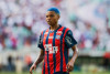 Corinthians encaminha proposta por atacante e disputa contrata&ccedil;&atilde;o no mercado