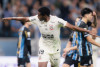 Corinthians cresce ap&oacute;s susto inicial e vence o Gr&ecirc;mio de virada no Campeonato Brasileiro