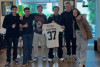 Atacante do Corinthians diverte crian&ccedil;as com visita a barbearia infantil em Curitiba