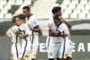 Corinthians se impe, vence Botafogo e encosta no G6 do Brasileiro