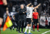 Mano Menezes comenta sobre laterais do Corinthians e aponta erro no gol sofrido