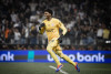 Acordo entre Corinthians e Flamengo j&aacute; prev&ecirc; parcelamento na compra de Hugo Souza; entenda