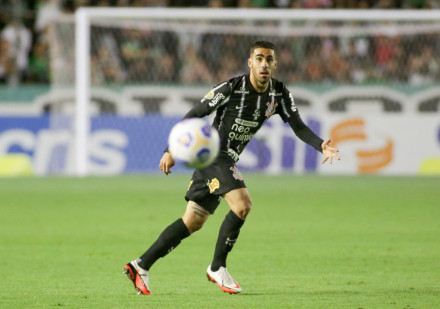 Volante Gabriel na última partida do Corinthians na temporada 2021, contra o Juventude