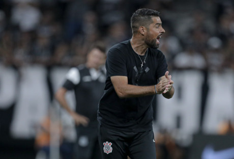 António Oliveira durante jogo entre Corinthians x Ponte Preta