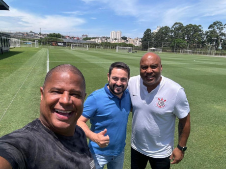 Marcelinho Carioca encontrou Claudinei Alves, diretor de base, e Batata, coordenador técnico