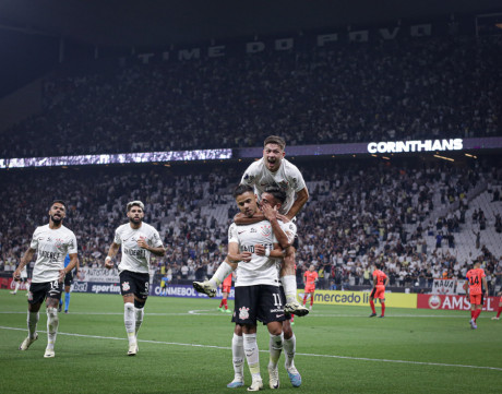 Companheiros celebram gol de Romero que abriu goleada do Corinthians