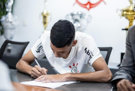 Luiz Eduardo assinou com o Corinthians at abril de 2029