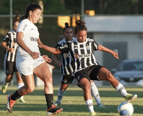Corinthians desencanta no segundo tempo e bate o Atltico-MG no Brasileiro Feminino