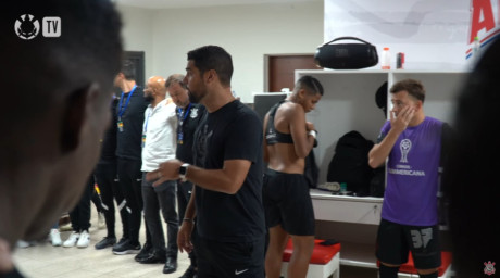 Antnio Oliveira tomou a palavra no vestirio momentos antes de a bola rolar para Corinthians e Nacional-PAR