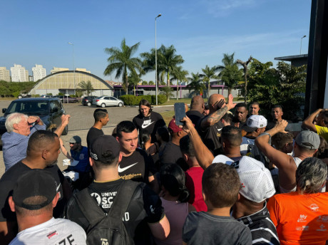 Torcedores do Corinthians lotam sada do CT para fotos com Cssio