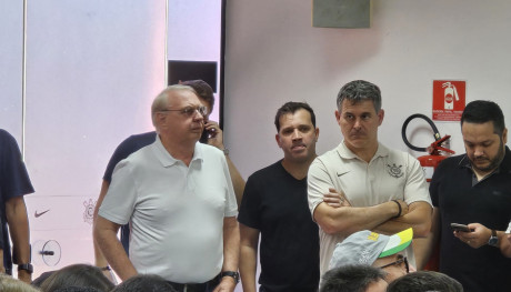 Igor Zveibrucker entre os dois vices-presidentes do Corinthians (Osmar Stabile,  esquerda; e Armando Mendona,  direita)