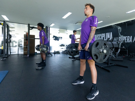 O elenco do Corinthians ficou treinando na parte interna do CT Joaquim Grava nesta segunda-feira