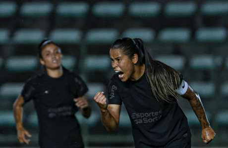 Vic Albuquerque comemora gol contra o Real Braslia