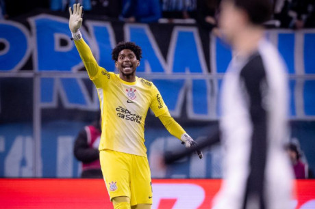 Hugo Souza durante o empate contra o Grmio