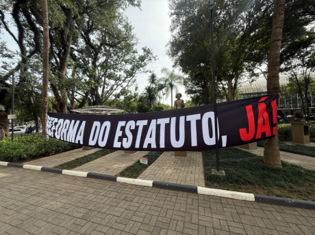 Associados protestaram em prol da reforma do Estatuto do Corinthians durante a manh deste sbado