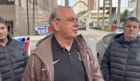 Osmar Stabile conversando com associados
