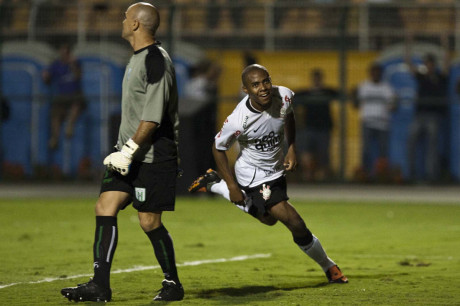Elias deitou e rolou na primeira e ltima vez que Corinthians e Racing, do Uruguai, se enfrentaram em solo brasileiro