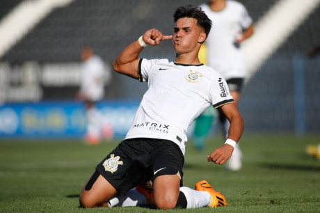 Guilherme Henrique marcou dois gols na vitria do Corinthians sobre o So Caetano