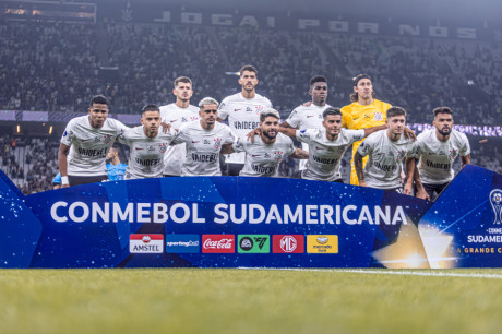 Jogadores do Corinthians antes do jogo contra o Nacional, do Paraguai, pela Sul-Americana